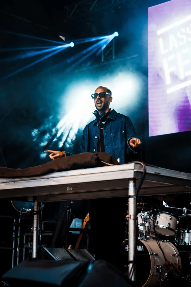 DJ